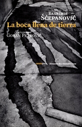 La boca llena de tierra