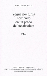 Yegua nocturna corriendo en un prado de luz absoluta